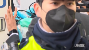 Sud Corea, politico accoltellato portato a Seul in elicottero per operazione d’urgenza
