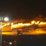 Tokyo, aereo a fuoco in pista: il velivolo avvolto dalle fiamme