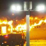 Tokyo, aereo ancora in fiamme a oltre due ore da scoppio incendio