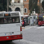 Roma, è allarme smog: “Fragili restino a casa”