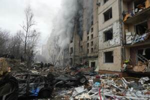 Il sindaco di Kiev Vitali Klitschko visita le zone distrutte dai recenti bombardamenti russi