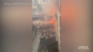 Giappone, scoppia un incendio vicino alla stazione di Kokura: le immagini