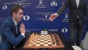 Mondiali di scacchi, il polacco Duda non stringe la mano al russo pro Putin Khismatullin