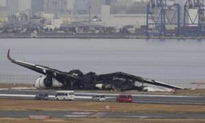 I resti dell\'aereo bruciato in aeroporto a Tokyo