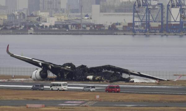 I resti dell\'aereo bruciato in aeroporto a Tokyo