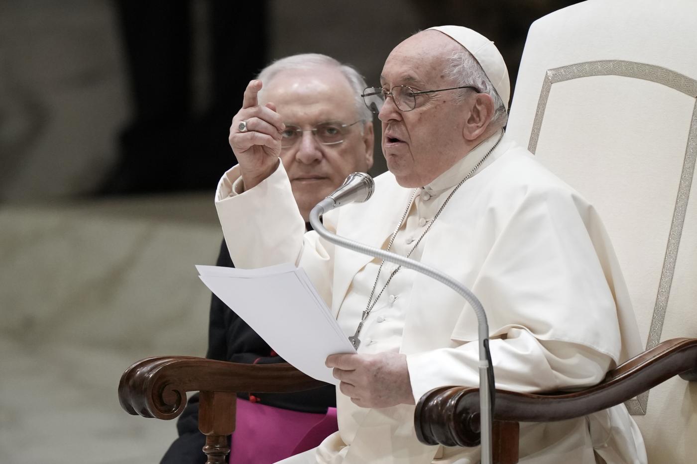 Papa: “Vorrei leggere discorso, ma ho un po’ di bronchite”