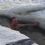 Russia, freddo intenso a San Pietroburgo ma c’è chi fa il bagno nel fiume Neva