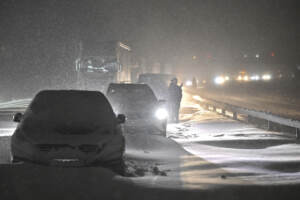 Svezia, Paese nella morsa del freddo: centinaia di auto bloccate da neve