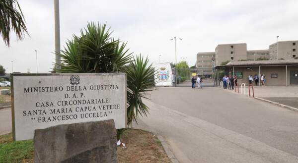 Carceri, rivolta in corso a Santa Maria Capua Vetere - LaPresse
