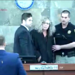 Usa, giudice aggredita da imputato durante il processo: il video da Las Vegas