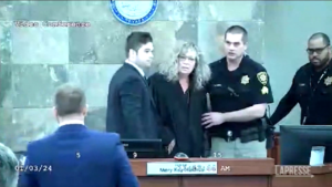 Usa, giudice aggredita da imputato durante il processo: il video da Las Vegas