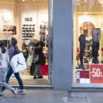 Saldi al via, nel weekend shopping per 12 mln italiani