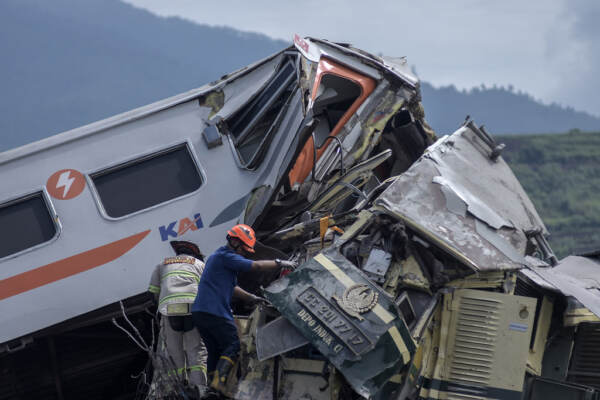 Indonesia, scontro tra treni a Giava: almeno 3 vittime