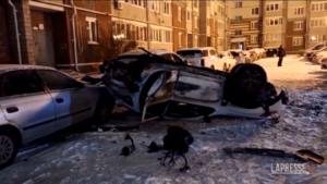 Russia, attacco su Belgorod: auto e case distrutte