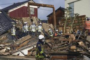 Soccorritori in azione nelle zone del Giappone colpite dal terremoto