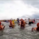Belgio, in migliaia festeggiano il nuovo anno con un tuffo nel Mar del Nord