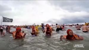 Belgio, in migliaia festeggiano il nuovo anno con un tuffo nel Mar del Nord