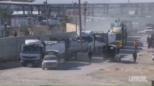 Gaza, camion di aiuti entrano tramite il valico di Rafah