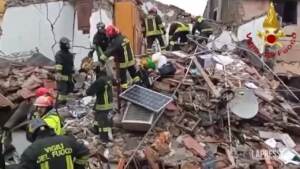 Roma, esplode palazzina: in tre salvati sotto le macerie
