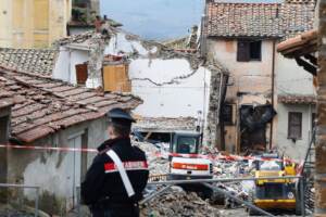 Roma, esplode palazzina: salve 3 persone sotto le macerie