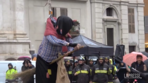 Roma, l’arrivo della befana in piazza Navona