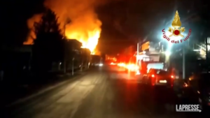 Torino, in fiamme fabbrica a Borgaro