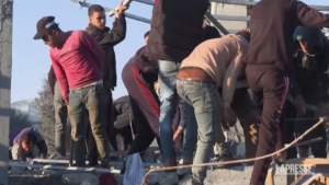 Gaza, raid aereo di Israele a Miraj: 7 morti. Si scava tra le macerie