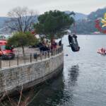 Como, auto finisce in acqua: due morti