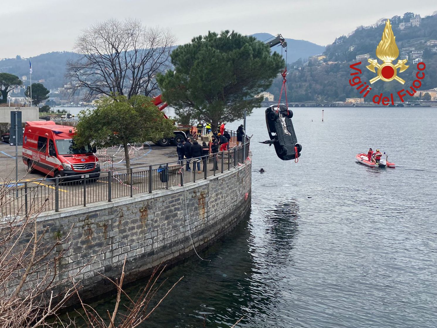 Como, auto finisce in acqua: due morti Como, auto finisce in acqua: due morti