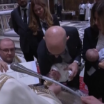 Vaticano, il Papa battezza 16 bambini nella Cappella Sistina