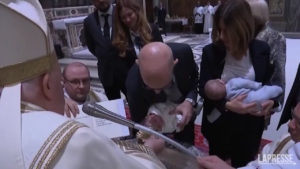 Vaticano, il Papa battezza 16 bambini nella Cappella Sistina