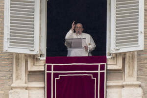Il Papa battezza 16 bambini nella Cappella Sistina