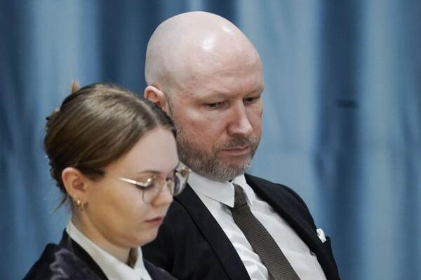 Anders Behring Breivik che uccise 77 persone nel 2011 compare in tribunale a Ringerike