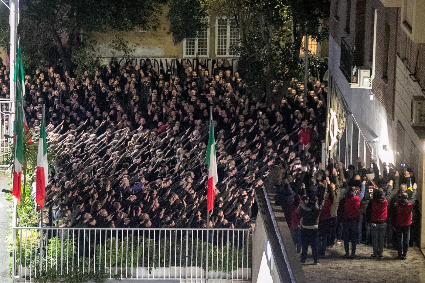 Saluto romano, la Cassazione: può essere reato se viola legge Scelba o Mancino