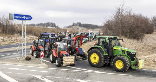 Germania, protesta agricoltori: centinaia trattori verso Porta Brandeburgo