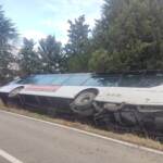Reggio Emilia, bus si ribalta: a bordo 60 persone, molti studenti