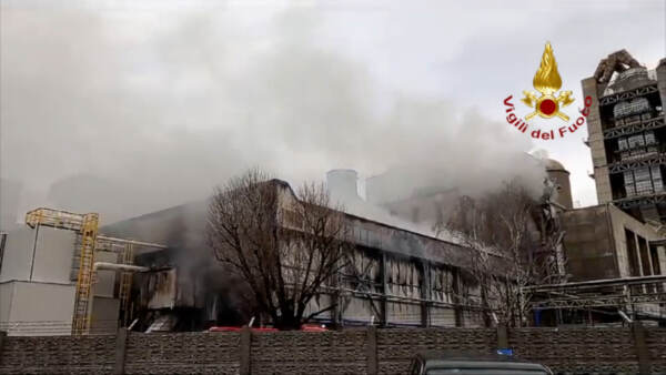Varese, incendio in cementificio a Caravate
