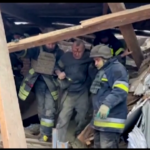 Ucraina, raid russo a Zmiiv: uomo estratto vivo dalle macerie