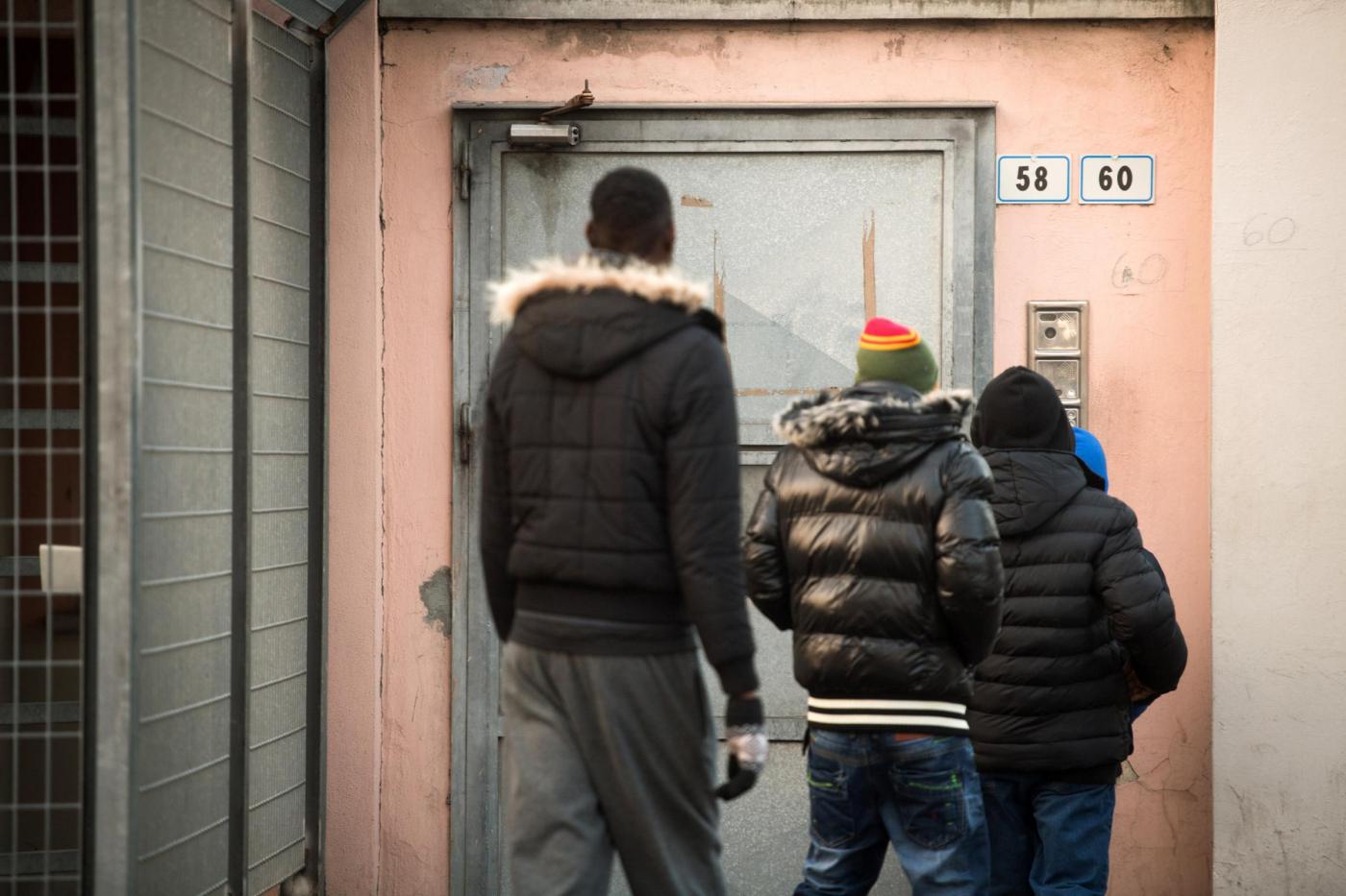 Migranti, truffa e violenze al Cpr potenza: indagati poliziotti e avvocati