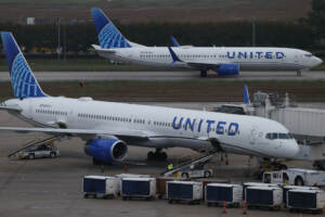 Usa, trovati bulloni allentati su portellone Boeing 737 Max 9 della United Airlines