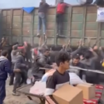 Gaza, palestinesi affamati assaltano camion con aiuti umanitari