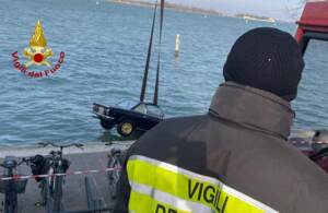 Venezia, auto finisce nel canale al Lido: morto l’autista