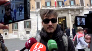Influencer rutta davanti a Montecitorio, identificato dai Carabinieri