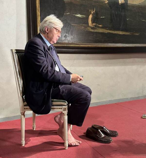 Sgarbi scalzo al museo: “Vogliono farmi le scarpe”