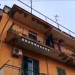 Caivano, bambina caduta dal balcone: carabinieri presidiano il palazzo