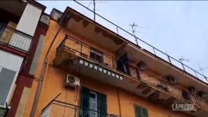 Caivano, bambina caduta dal balcone: carabinieri presidiano il palazzo