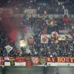 Roma, colpito da petardo durante derby: tifoso giallorosso perde orecchio