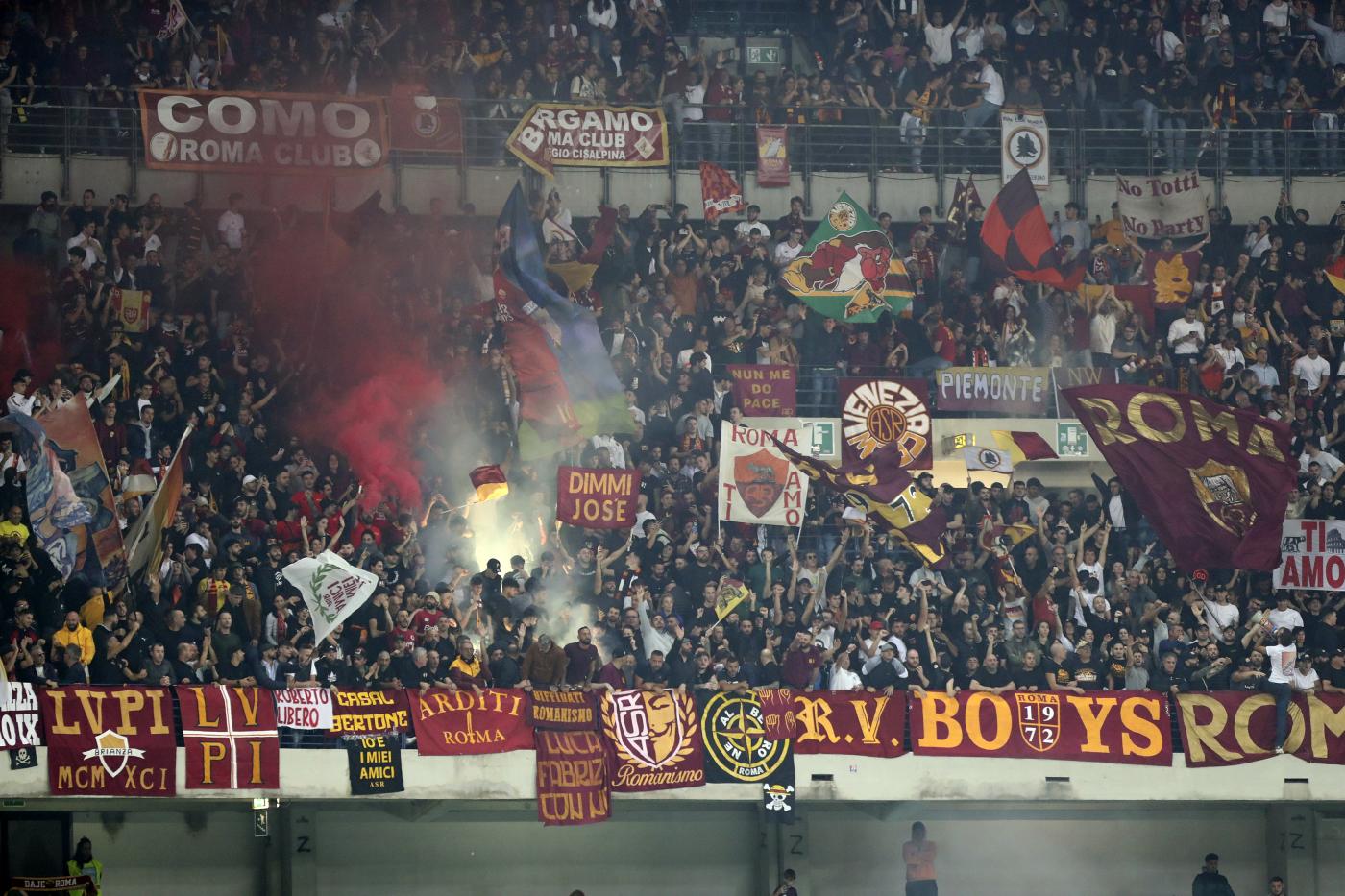 Roma, colpito da petardo durante derby: tifoso giallorosso perde orecchio