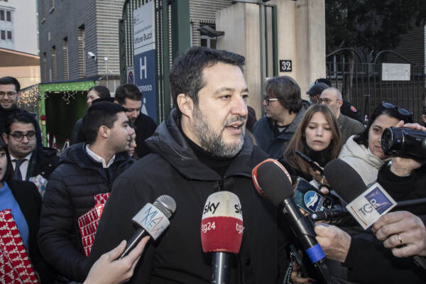 Milano - Matteo Salvini porta i regali di Natale all’Ospedale dei Bambini Vittore Buzzi