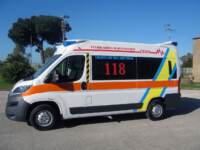 Un'ambulanza del 118. Sono stati vani i soccorsi per un bambino di 4 anni a Brescia caduto in piscina dopo essere sfuggito al controllo dei genitori